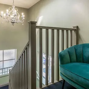 Modern, Relaxing 1 Bed Apartment Bath
